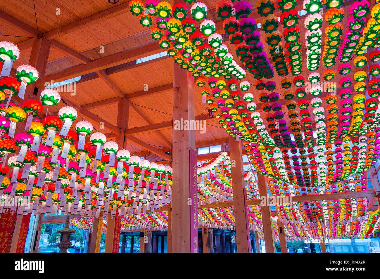 SEOUL, Corea del Sud - 9 maggio : Tempio Bongeunsa con lanterne pendenti per celebrare il Buddha il compleanno a maggio. Foto scattata a maggio 9,2015 in Seoul,S Foto Stock