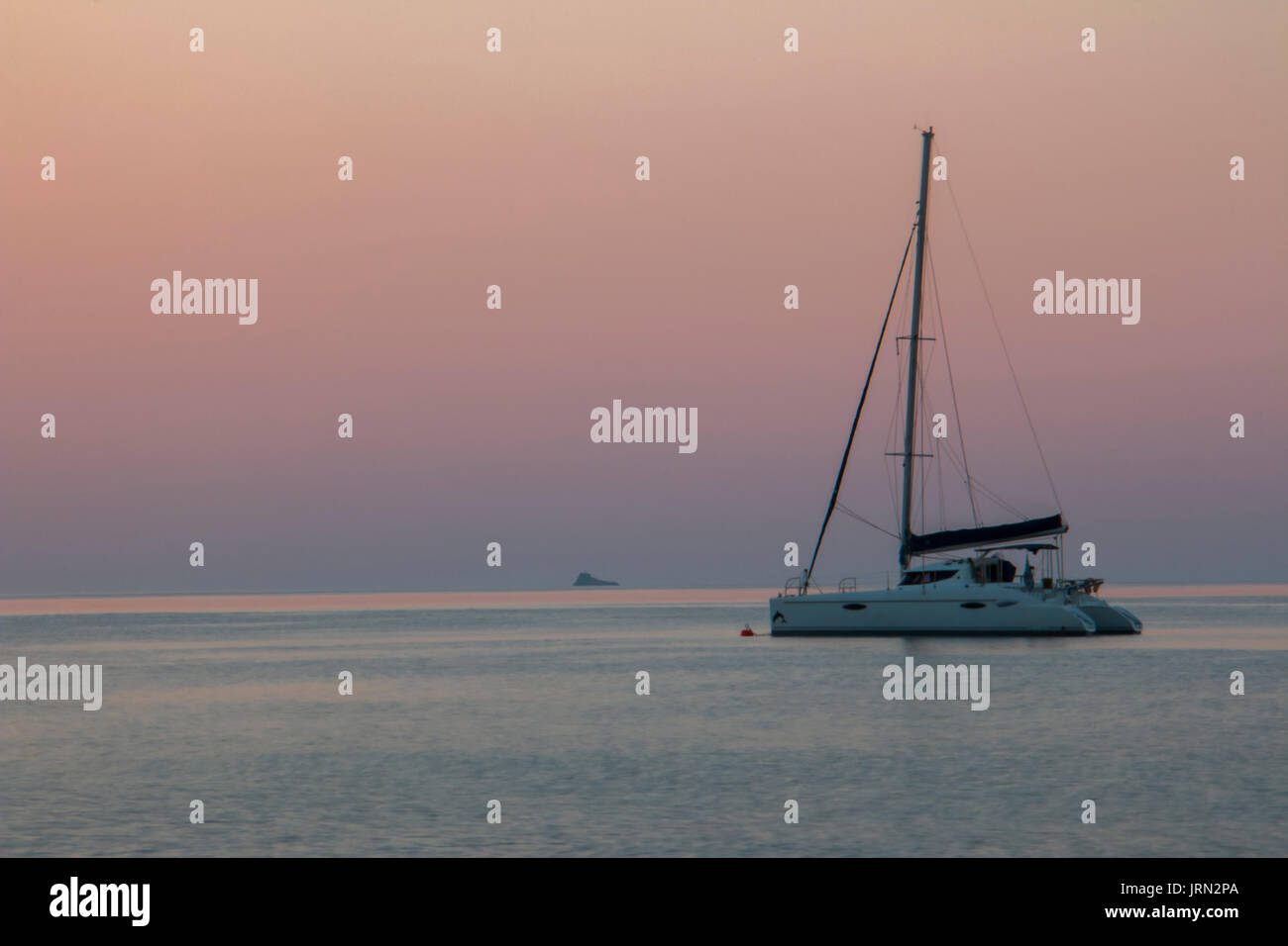Una splendida alba nel Mediterraneo calmo Foto Stock