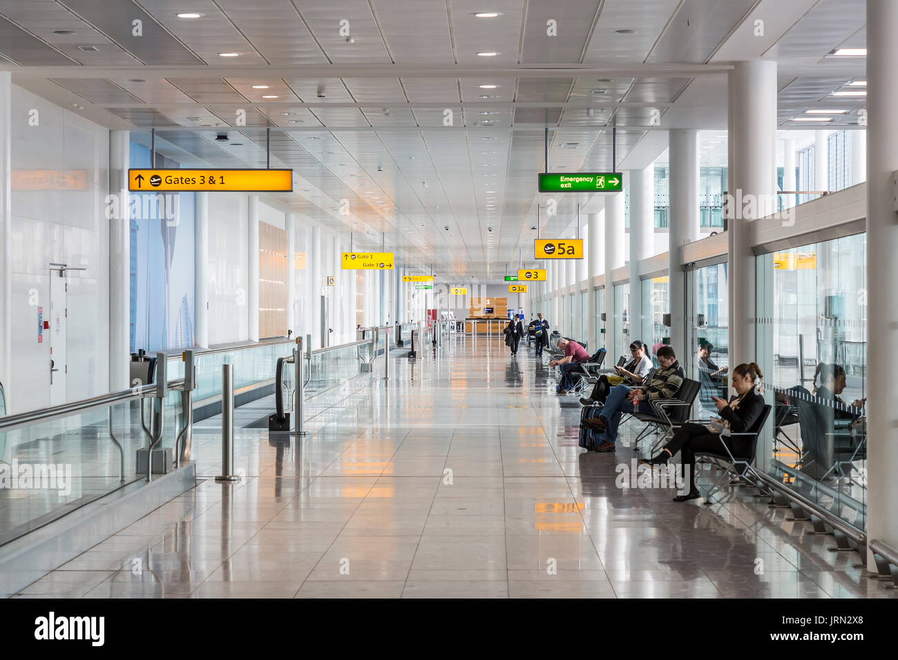 Cancelli di partenza, Heathrow Terminal 5 di Londra, Regno Unito Foto Stock