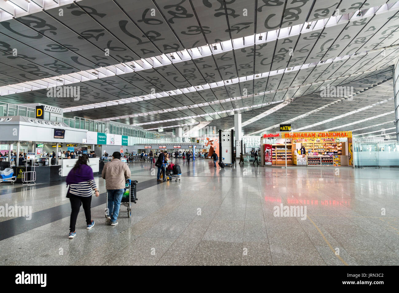 I viaggiatori in aeroporto di Kolkata, India Foto Stock
