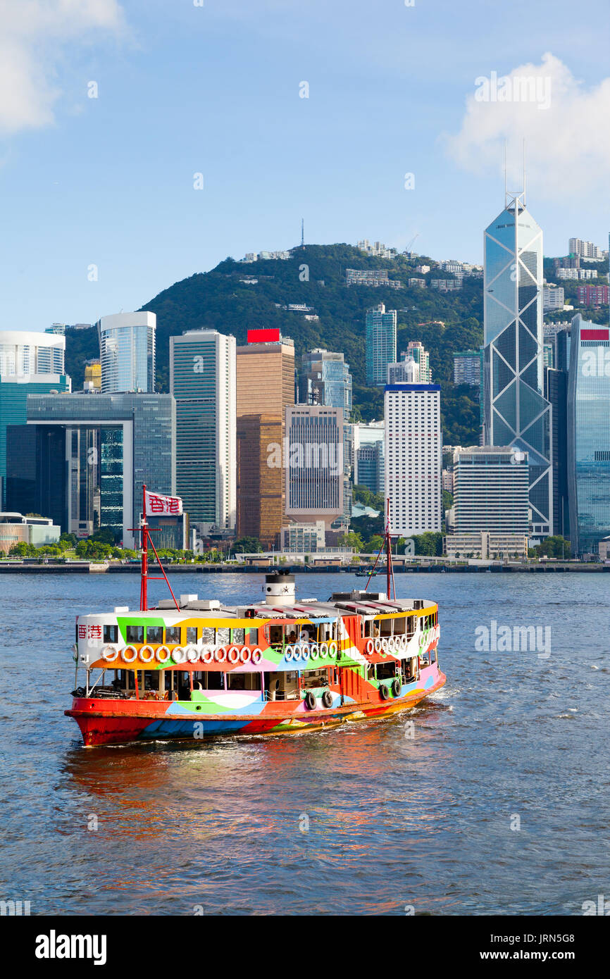 Un traghetto Star si avvicina a un terminal per i traghetti a Tsim Sha Tsui a Hong Kong. La città iconici Star Ferry porta i passeggeri attraverso il Victoria Harbour betwee Foto Stock