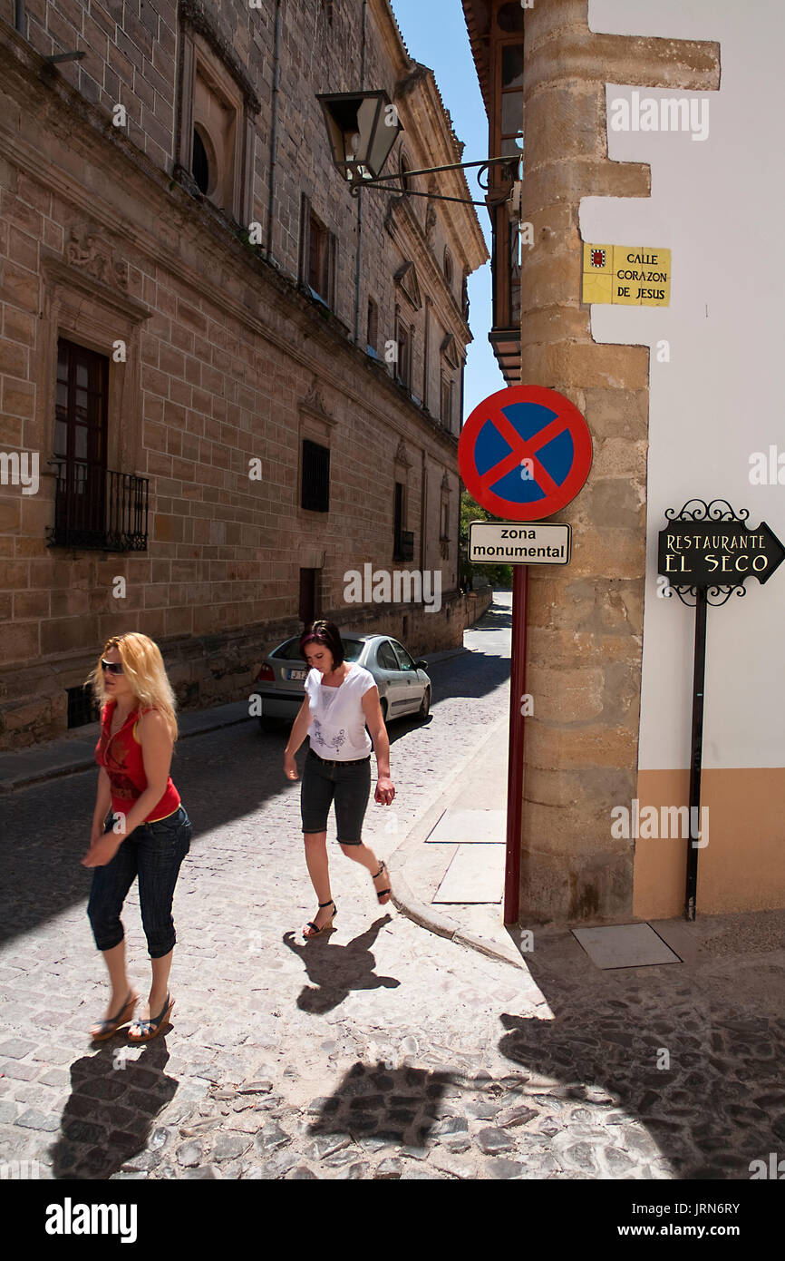 I turisti a piedi lungo la zona monumentale di Ubeda, patrimonio dell'umanità, a Ubeda, provincia di Jaén, Spagna Foto Stock