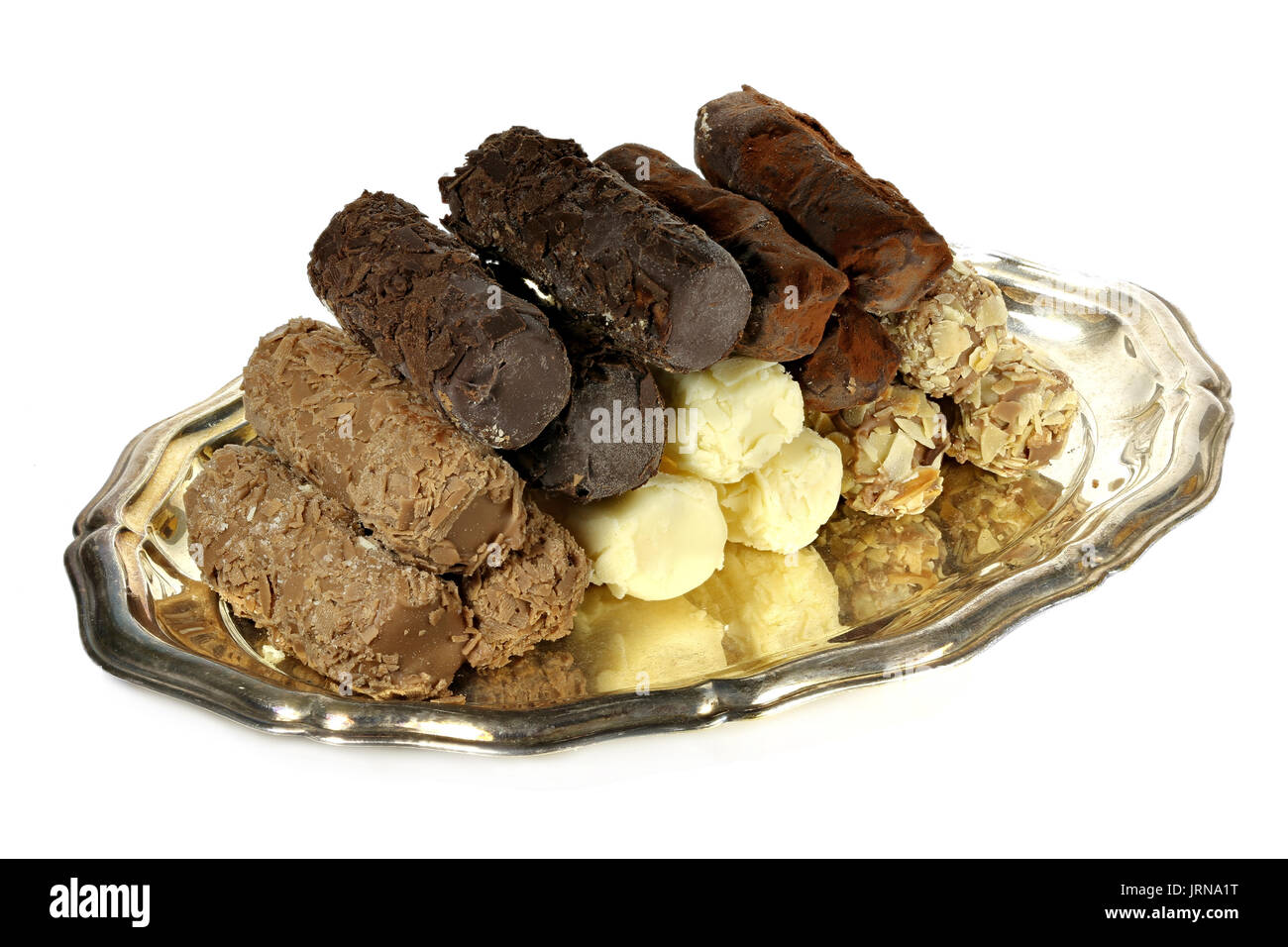 Piastra di argento con belga artigianale tartufi di cioccolato isolato su sfondo bianco Foto Stock