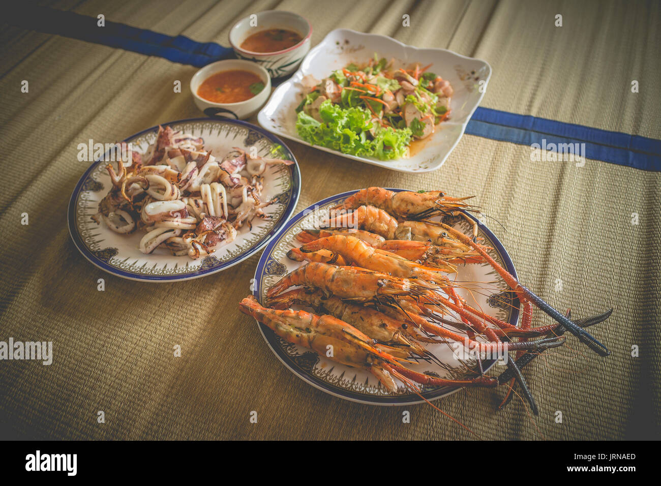 In casa il pranzo a base di pesce impostare includi le capesante alla griglia, grigliata di scampi e calamari alla griglia Foto Stock