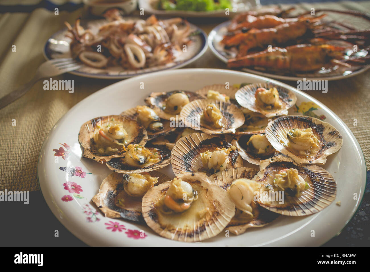 In casa il pranzo a base di pesce impostare includi le capesante alla griglia, grigliata di scampi e calamari alla griglia Foto Stock