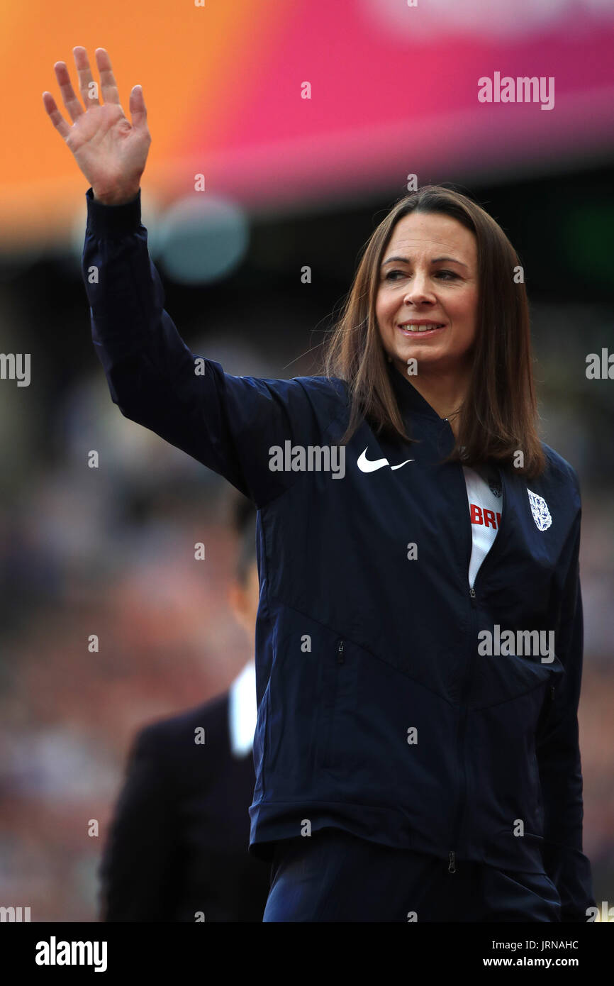 Gran Bretagna Joanne Pavey riceve una medaglia di bronzo per le donne del 10.000m dal 2007 Osaka IAAF Campionati del Mondo dopo i precedenti vincitori sono stati medaglia squalificato per anti-doping eule violazioni durante il giorno due del 2017 IAAF Campionati del mondo presso il London Stadium. Foto Stock