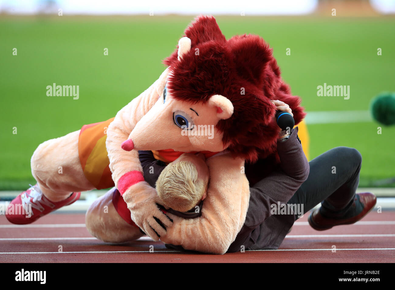 Hero the Hedgehog, saluta ex Gran Bretagna atleta Iwan Thomas durante la mascotte ufficiale della IAAF Campionati del mondo durante il giorno due del 2017 IAAF Campionati del mondo presso il London Stadium. Foto Stock