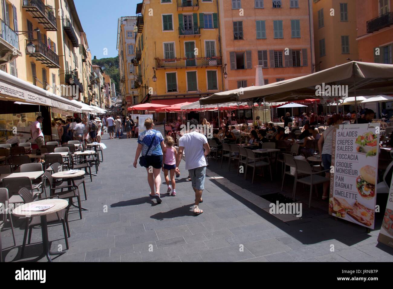 Turisti e ristoranti in Piazza Rossetti, città vecchia Nizza, Francia Foto Stock