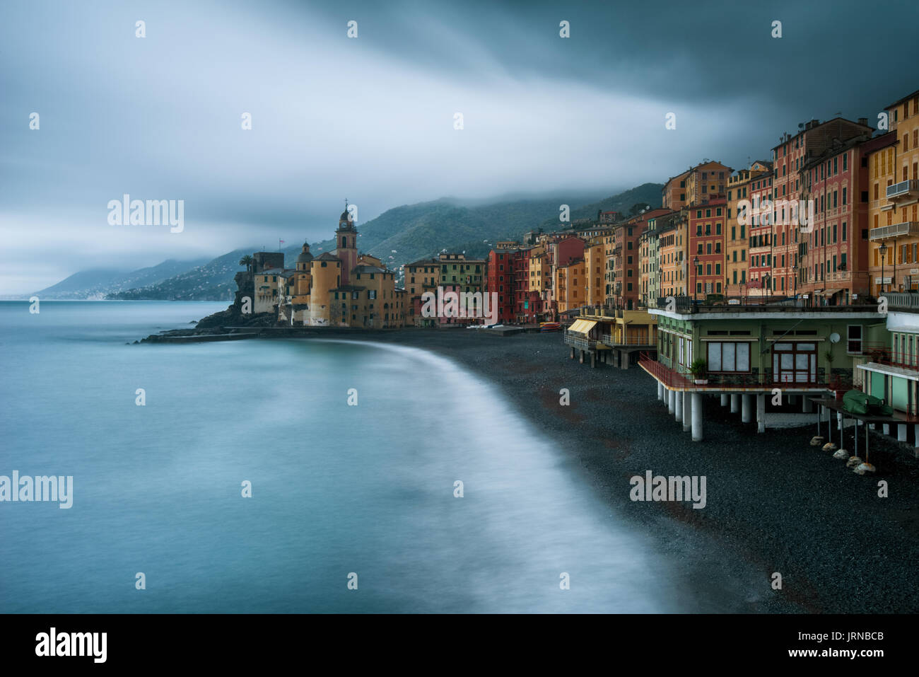 Camogli situato sulla costa di highlands ligure, caratterizzato dalla sua Chiesa sul mare|Camogli situato nella costa di levante ligure, caratterizzato dalla sua chiesa sul mare. Foto Stock