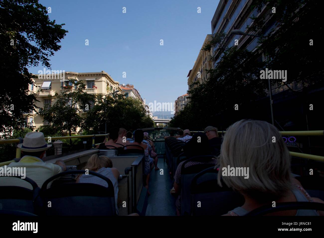 Turisti che si guardano fuori da autobus turistico scoperto, Nizza, Francia Foto Stock