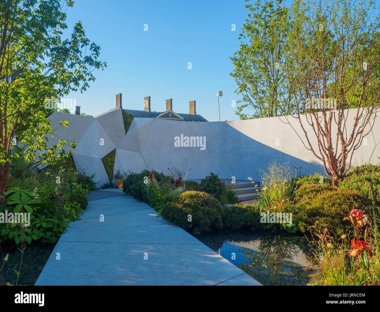 LONDON, Regno Unito - 25 Maggio 2017: RHS Chelsea Flower Show 2017. Il Jeremy Vine Texture giardino. Pavimentazione liscia, una parete di acqua, verticale piantagione e tumuli Foto Stock