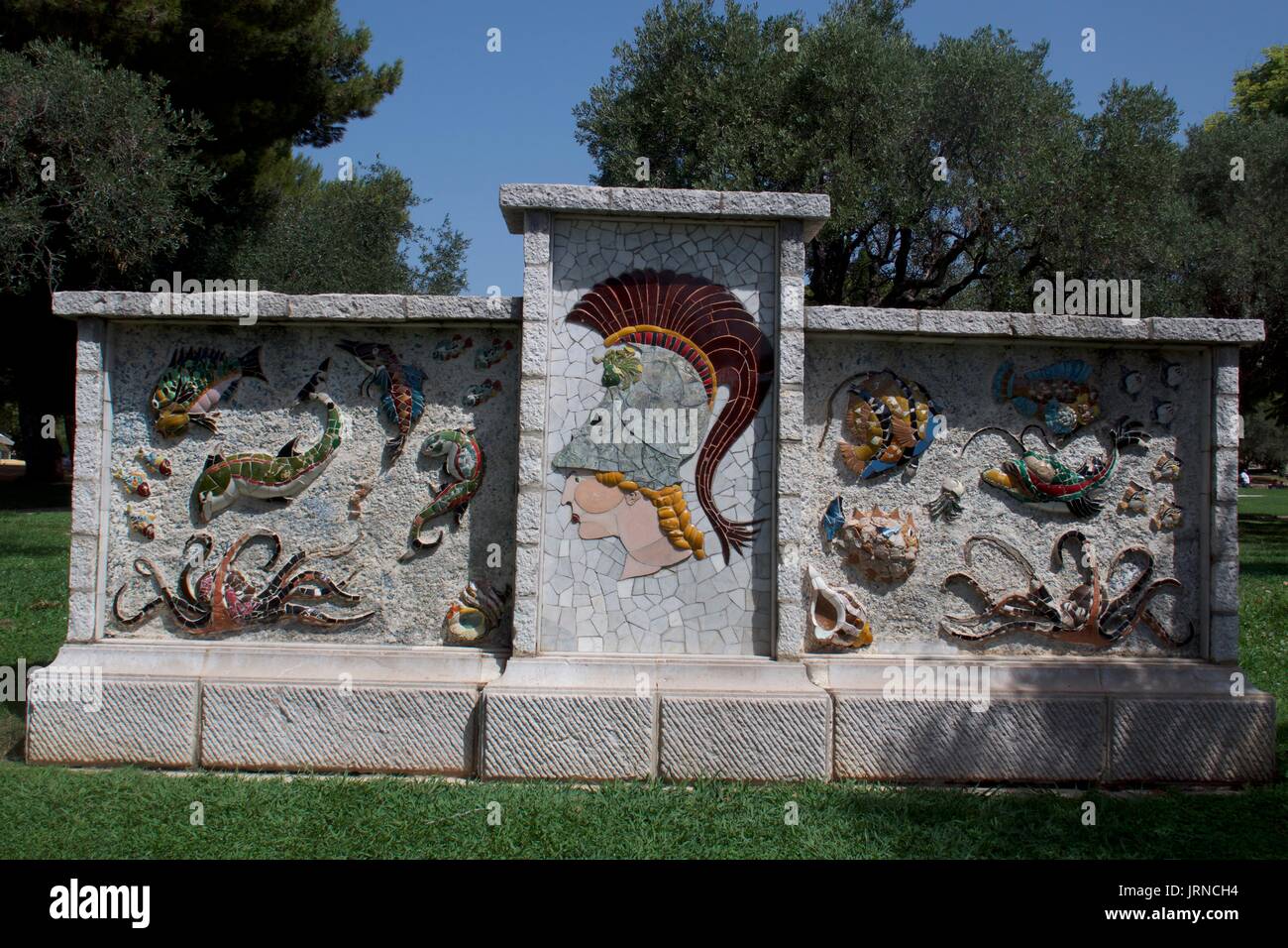 Zoccolo in parco decorata con mosaici e creature del mare, Nice, Francia Foto Stock