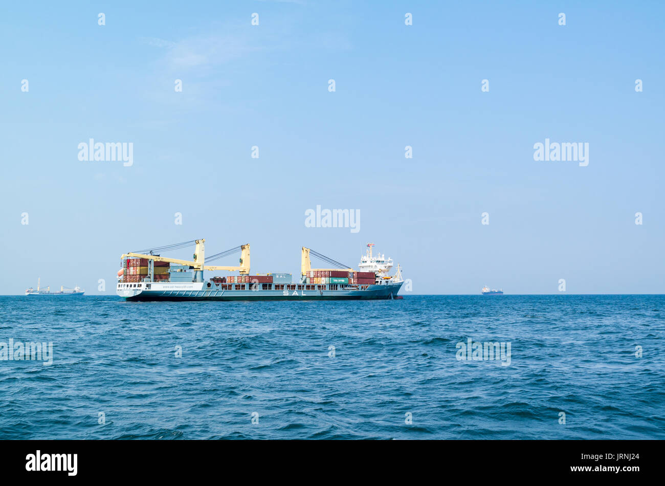Carico pesante carrier SAL Grietje con contenitori sul ponte sul Mare del Nord vicino al porto di Rotterdam, Paesi Bassi Foto Stock