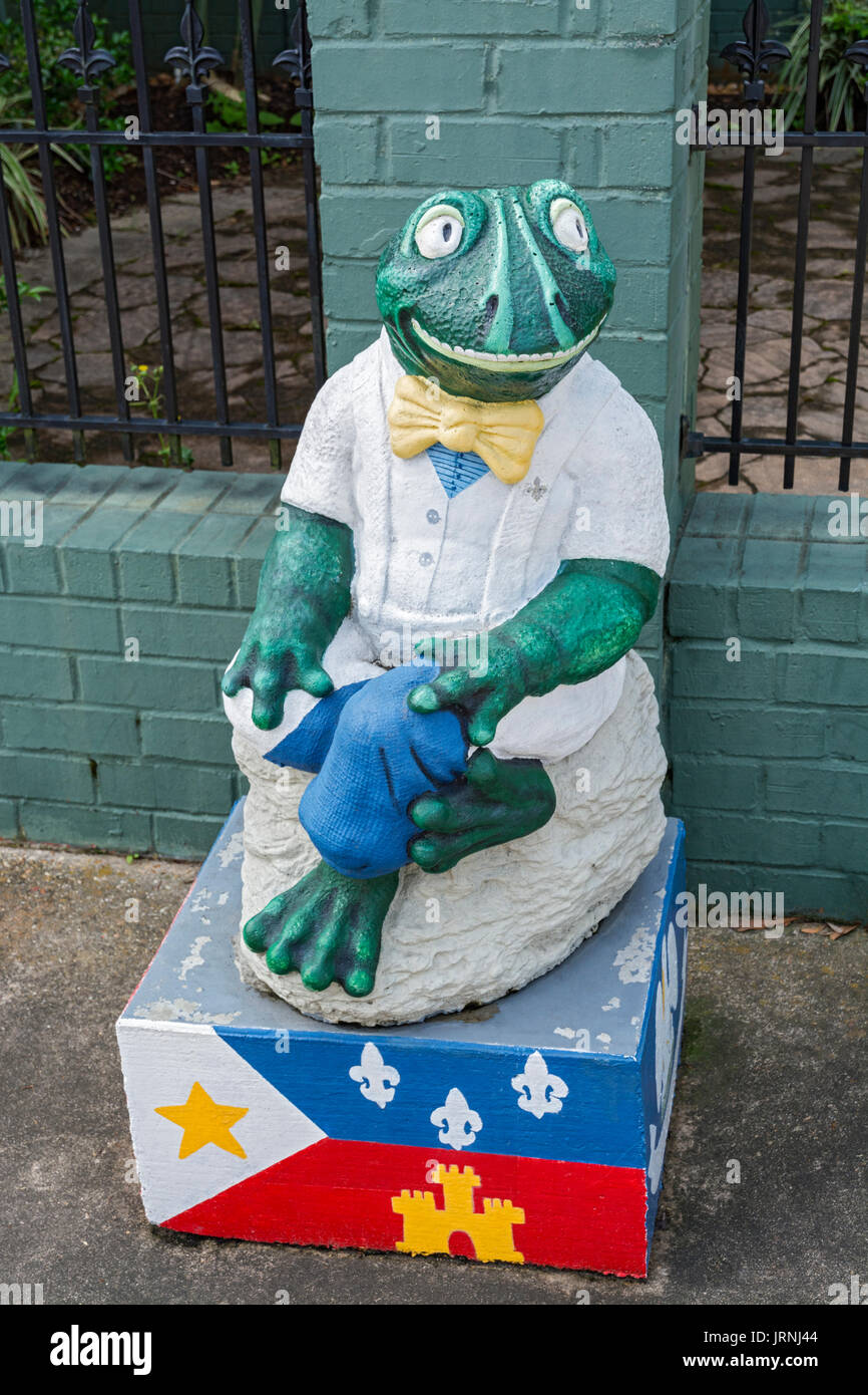 In Louisiana, parrocchia di Acadia, Rayne, 'Frog Capitale del mondo' aka "Louisiana città dei murales' statuetta di rana, bandiera di Acadiana sulla base Foto Stock