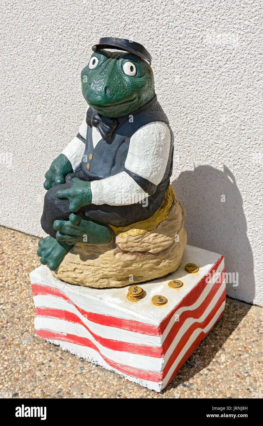 In Louisiana, parrocchia di Acadia, Rayne, 'Frog Capitale del mondo' aka "Louisiana città dei murales' banchiere statuetta di rana Foto Stock