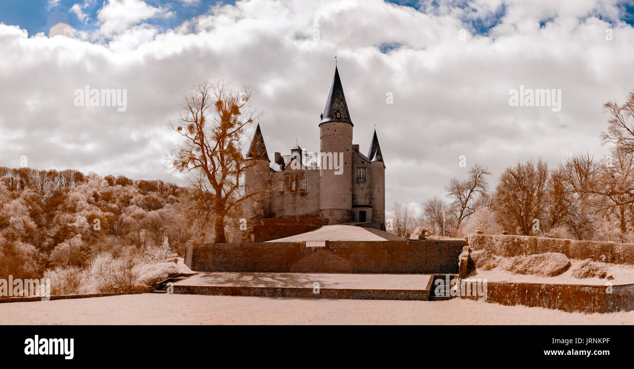 Veves medievale castello vicino a Namur, vista a raggi infrarossi, Belgio Foto Stock