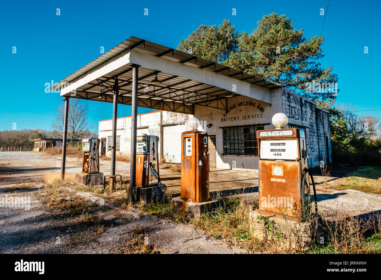 Un vecchio abbandonata la stazione di gas lungo una strada di campagna nelle zone rurali di Alabama, Stati Uniti d'America. Foto Stock