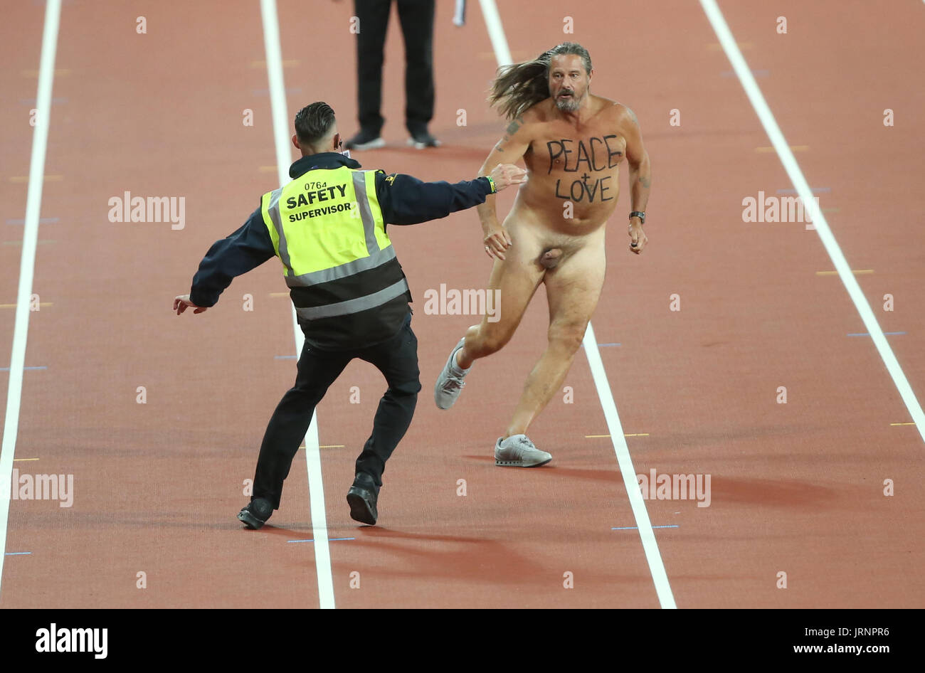 Londra, Regno Unito. 5 agosto 2017. Streaker sulla via 100 metri Mens Finale Mondiale di Atletica 2017, Londra London Stam, Londra, Inghilterra 05 agosto 2017 mondiali di atletica 2017 Londra Stam Londra Inghilterra Credito: Allstar Picture Library/Alamy Live News Foto Stock