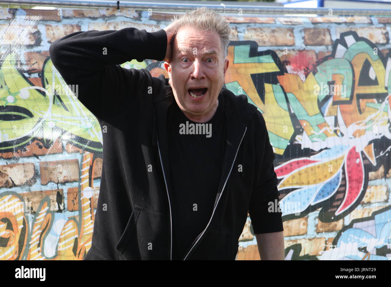 A Siddington, Cheshire, Regno Unito. 5 agosto 2017. Tom Robinson backstage a Rewind Nord Festival presso Capesthorne Hall vicino a Macclesfield. Credito: Simon Newbury/Alamy Live News Foto Stock