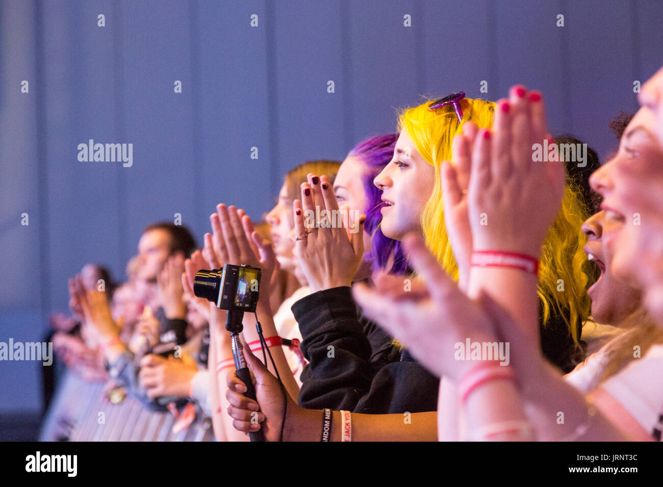 Londra, Regno Unito; Agosto 5, 2017: estate nella città più grande del Regno Unito, video online festival raccolti migliaia di giovani che vogliono godere di contenuti video online. Credito: Dominika Zarzycka/Alamy Live News Foto Stock