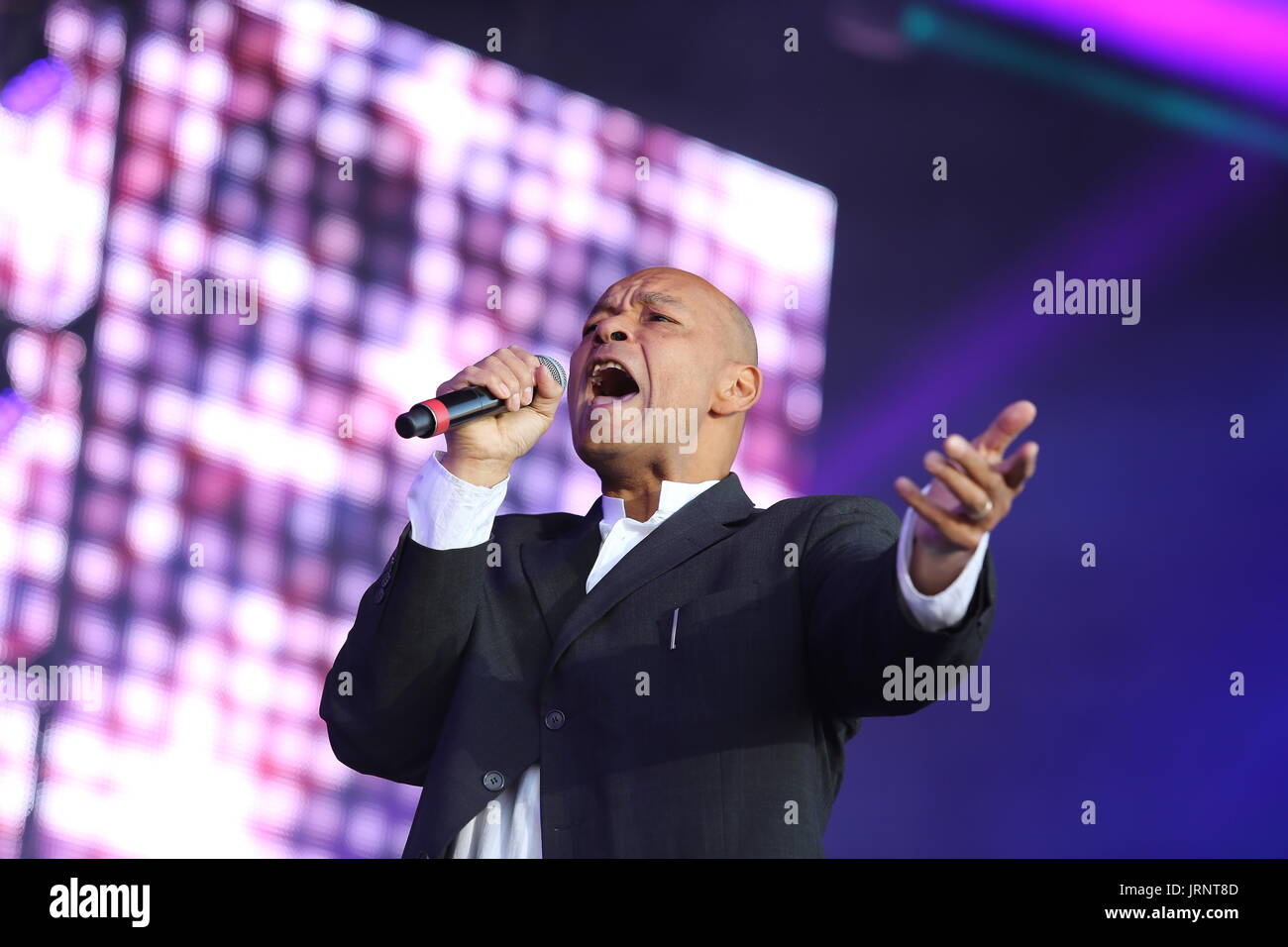 A Siddington, Cheshire, Regno Unito. 5 agosto 2017. Ex belle giovani cannibali cantante Roland dono si esibisce dal vivo a nord di riavvolgimento Festival presso Capesthorne Hall vicino a Macclesfield. Credito: Simon Newbury/Alamy Live News Foto Stock