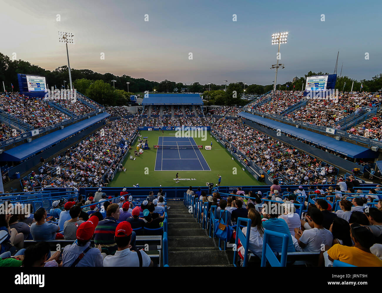 5 agosto 2017: Alexander Zverev (GER) e Kei Nishikori (JPN) sullo stadio corte durante un semi finale corrisponde al 2017 Citi Open Tennis Tournament essendo suonato al Rock Creek Park Tennis Center di Washington Justin Cooper/CSM Foto Stock