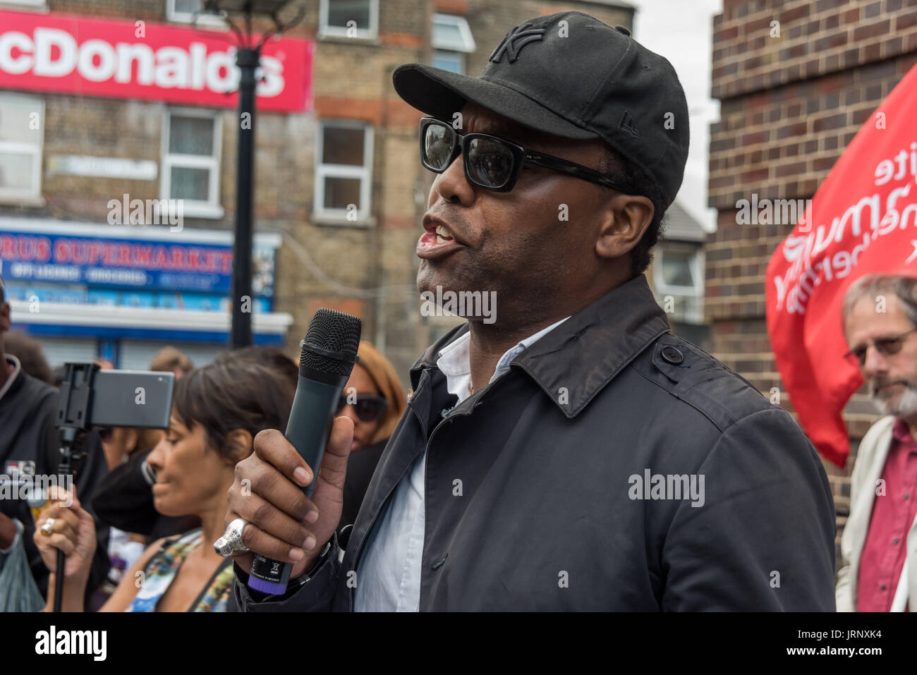 Londra, Regno Unito. Il 4° agosto 2017. Londra, Regno Unito. 4 agosto 2017. Un altoparlante dalla giustizia per Grenfell campagna fornisce un potente indirizzo presso il rally a Tottenham stazione di polizia ricordando la morte di Mark Duggan il sesto anniversario della sua uccisione da parte della polizia, e anche la polizia uccisione di altri membri della comunità di Tottenham - Cynthia Jarrett, Gioia Gardner, Roger Sylvester, Mark Duggan e Jermaine Baker e il recente assassinio di Rashan Charles, Darren Cumberbatch e Edson da Costa. Guidato da Stafford Scott, vi era la poesia, un minuto di silenzio e di discorsi pronunciati dai membri della famiglia nonché Foto Stock