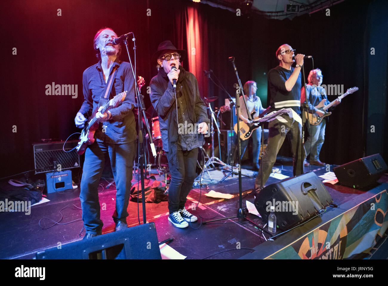 Preston, Regno Unito. 05 Ago, 2017. Il Mekons giocare un concerto al Continental, Preston, Regno Unito. L'originale degli anni settanta la line-up della band hanno riformato per una serie di concerti nel Regno Unito, la riproduzione di alcuni dei loro punk classic come "un osare' e 'dove siete stati". Foto Stock