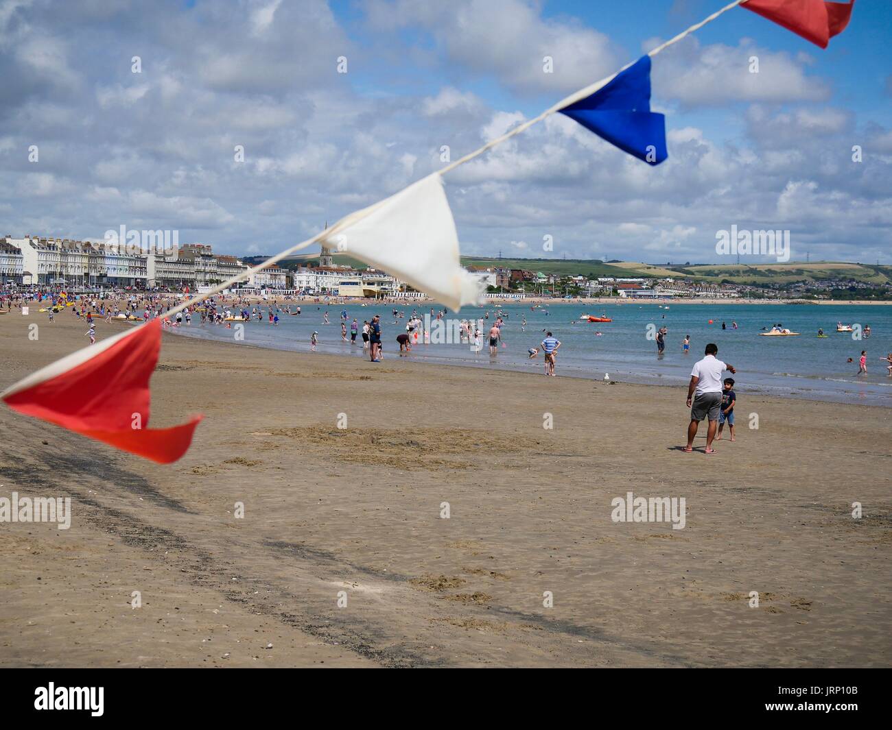 Weymouth Dorset, Regno Unito. Il 6 agosto 2017. Vacanze godendo di una Domenica sulla spiaggia su una ventilata giornata soleggiata sulla costa sud. Credito: DTNews/Alamy Live News Foto Stock
