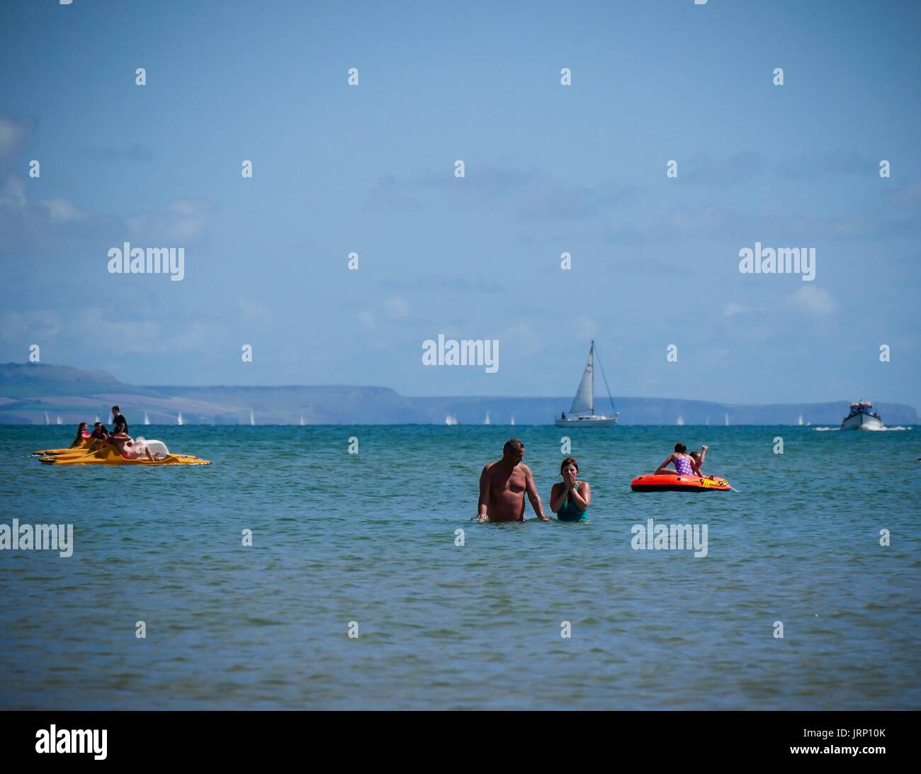 Weymouth Dorset, Regno Unito. Il 6 agosto 2017. Vacanze godendo di una Domenica sulla spiaggia su una ventilata giornata soleggiata sulla costa sud. Credito: DTNews/Alamy Live News Foto Stock