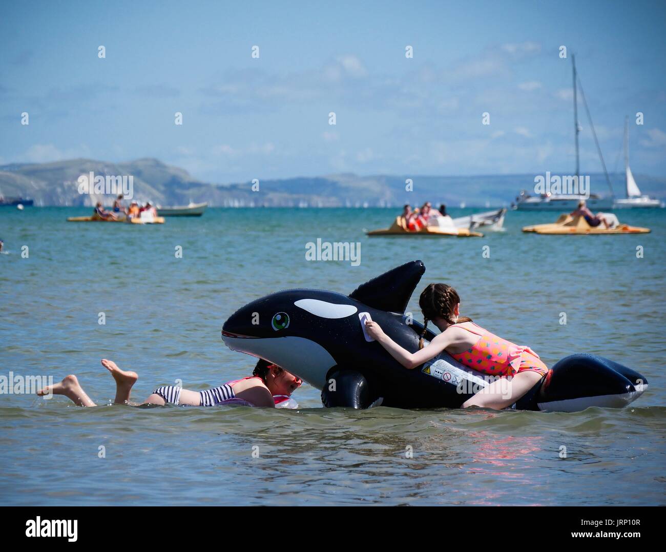 Weymouth Dorset, Regno Unito. Il 6 agosto 2017. Vacanze godendo di una Domenica sulla spiaggia su una ventilata giornata soleggiata sulla costa sud. Credito: DTNews/Alamy Live News Foto Stock