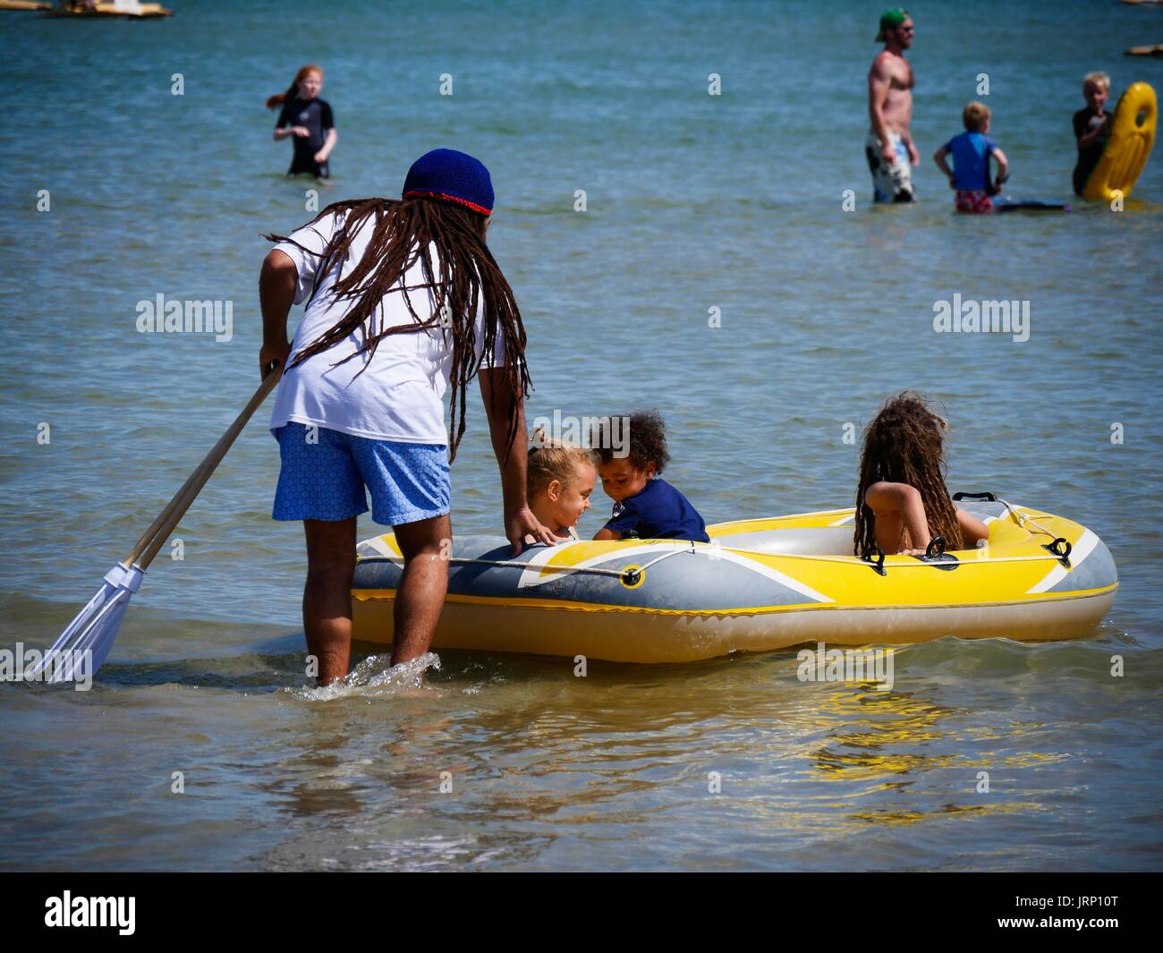 Weymouth Dorset, Regno Unito. Il 6 agosto 2017. Vacanze godendo di una Domenica sulla spiaggia su una ventilata giornata soleggiata sulla costa sud. Credito: DTNews/Alamy Live News Foto Stock