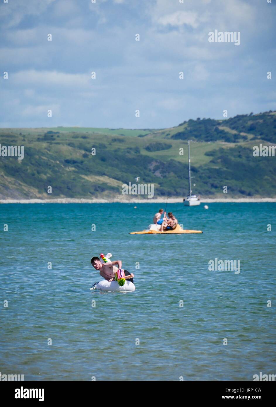 Weymouth Dorset, Regno Unito. Il 6 agosto 2017. Vacanze godendo di una Domenica sulla spiaggia su una ventilata giornata soleggiata sulla costa sud. Credito: DTNews/Alamy Live News Foto Stock