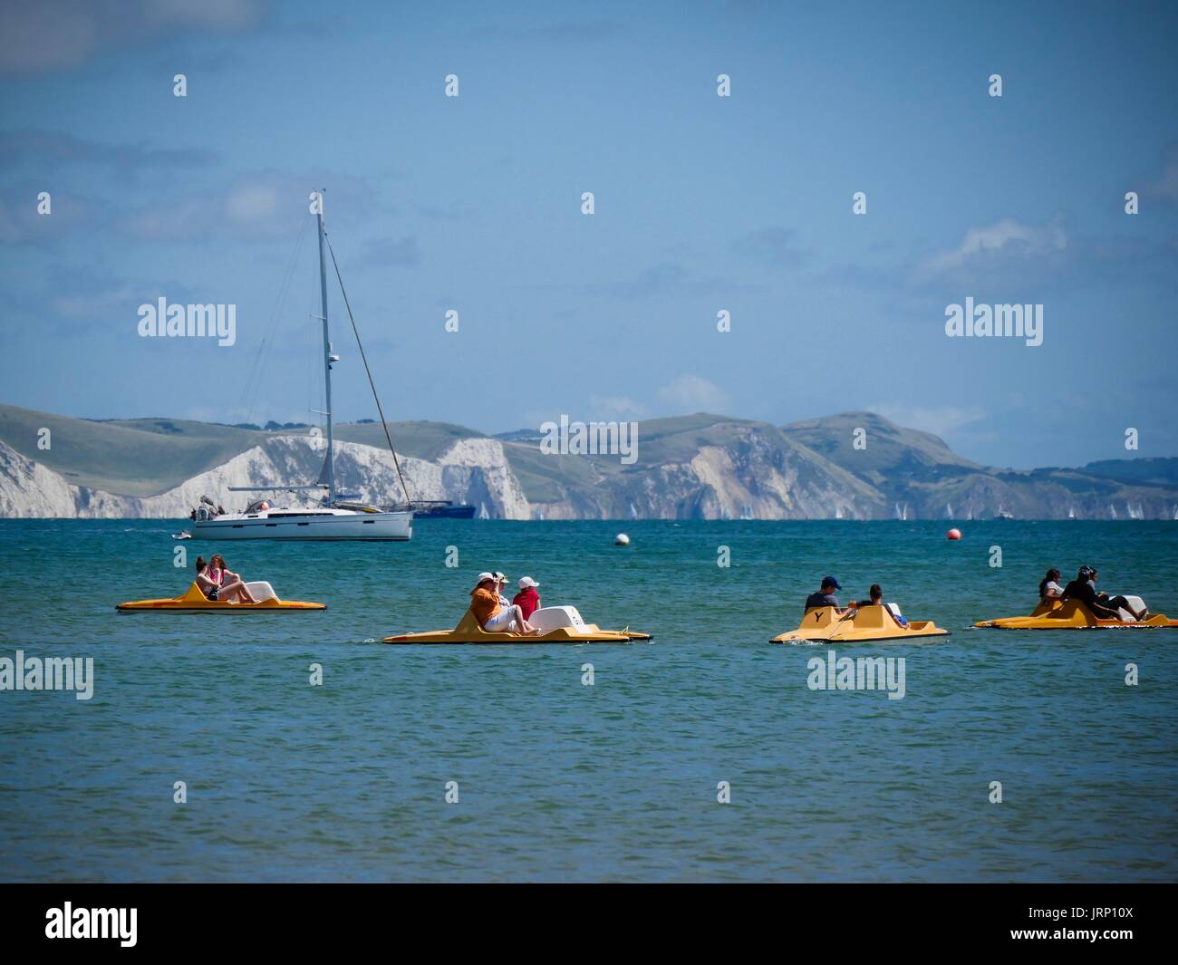 Weymouth Dorset, Regno Unito. Il 6 agosto 2017. Vacanze godendo di una Domenica sulla spiaggia su una ventilata giornata soleggiata sulla costa sud. Credito: DTNews/Alamy Live News Foto Stock