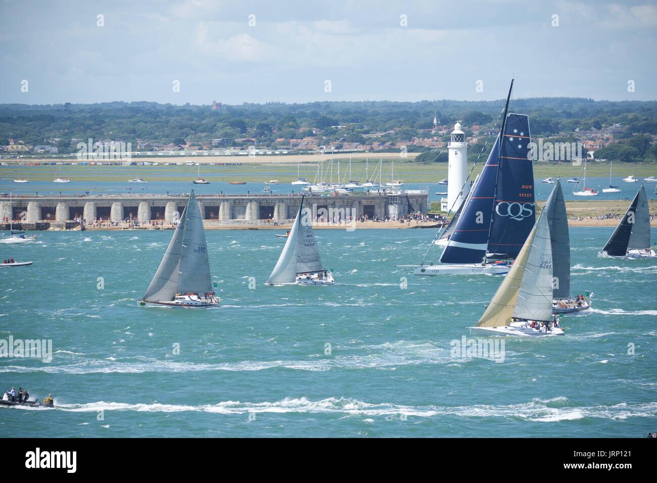 Milford-on-Sea, Regno Unito. 06 Ago, 2017. Fastnet Race 2017 come passò Hurst Castle Credito: Martin Perry/Alamy Live News Foto Stock