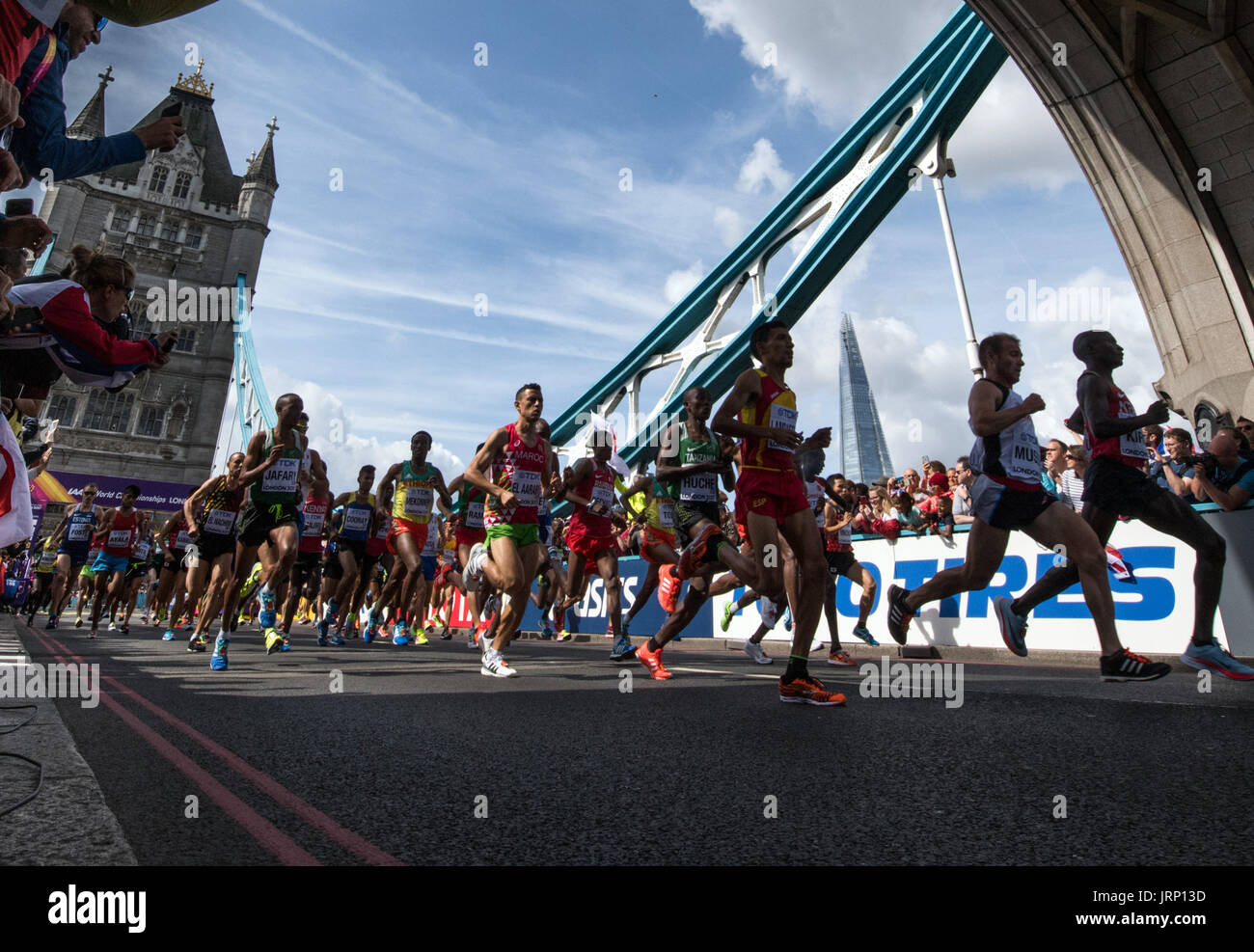 Londra, Gran Bretagna. 5 Ago, 2017. I partecipanti negli uomini marathon start presso il Tower bridge presso la IAAF Campionati del Mondo a Londra, Gran Bretagna, 5 agosto 2017. Foto: Bernd Thissen/dpa/Alamy Live News Foto Stock