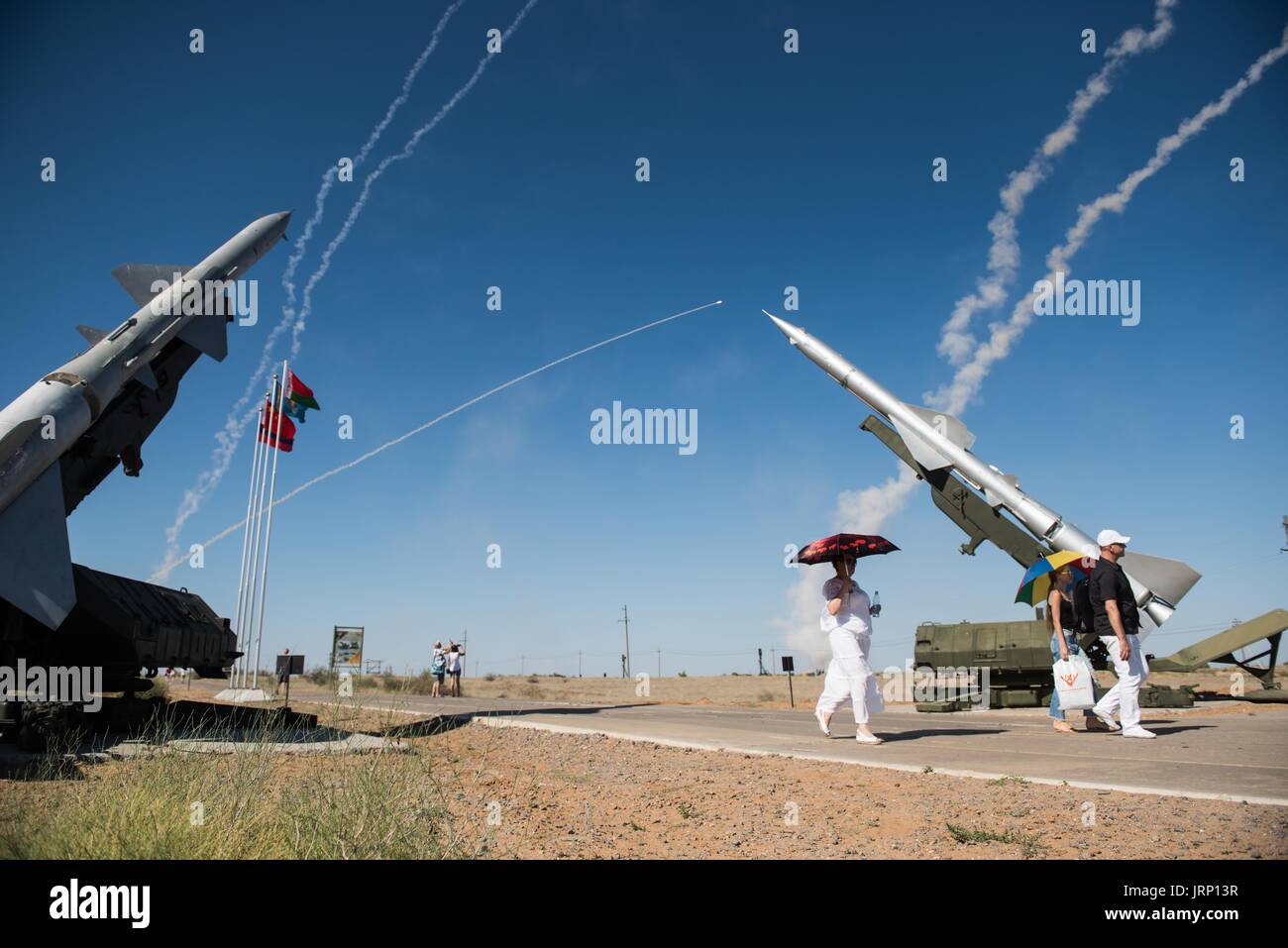 Astrakhan, Russia. 5 Ago, 2017. La gente a piedi passato il sito delle chiavi del cielo la concorrenza dell'esercito Internazionale Giochi 2017 a Ashuluk area formazione nella regione di Astrakhan, Russia, il 5 agosto 2017. L'Esercito Internazionale Giochi 2017 si svolgerà fino al 12 agosto. Credito: Evgeny Sinitsyn/Xinhua/Alamy Live News Foto Stock