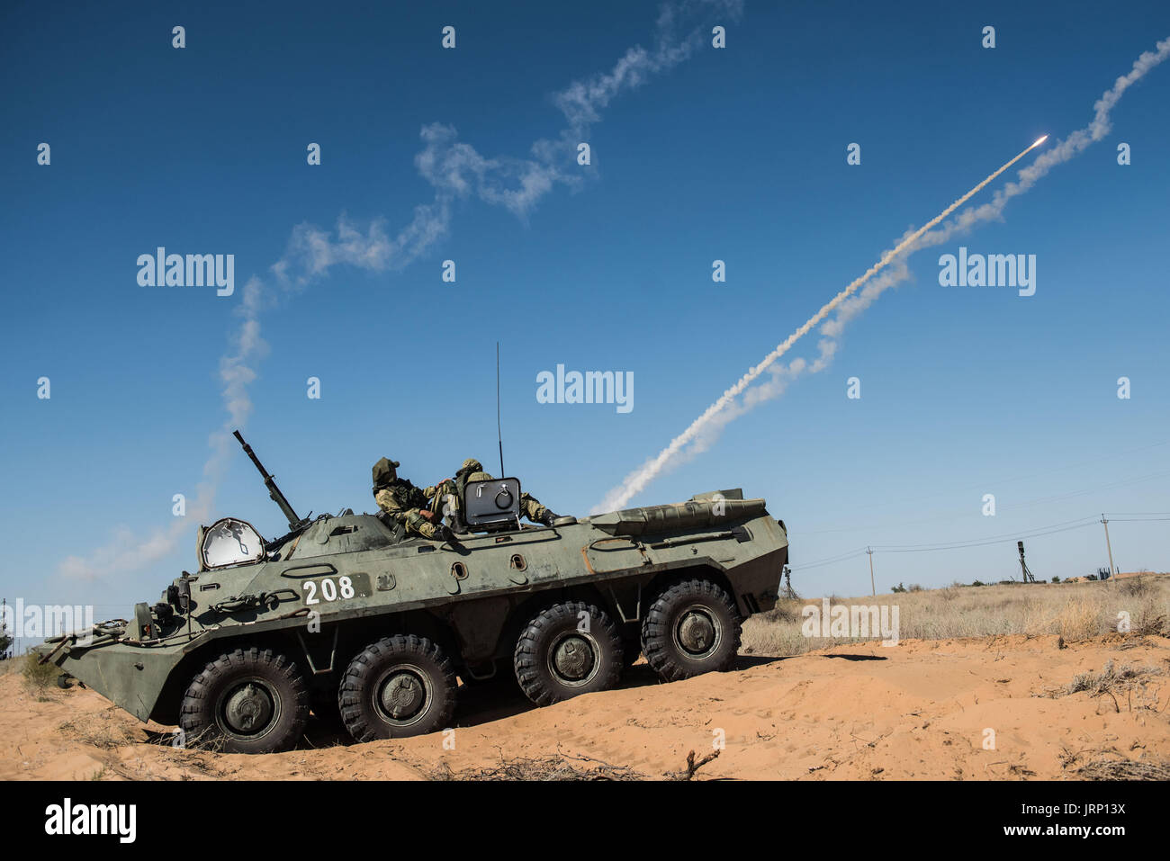 Astrakhan, Russia. 5 Ago, 2017. Un personale armato portante è visto durante le chiavi per il Cielo la concorrenza dell'esercito Internazionale Giochi 2017 a Ashuluk area formazione nella regione di Astrakhan, Russia, il 5 agosto 2017. L'Esercito Internazionale Giochi 2017 si svolgerà fino al 12 agosto. Credito: Evgeny Sinitsyn/Xinhua/Alamy Live News Foto Stock