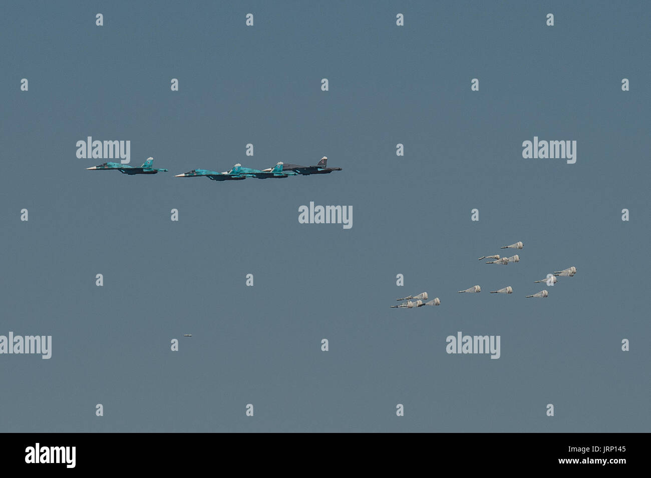 Astrakhan, Russia. 5 Ago, 2017. Su-34 bombardieri lanciare bombe durante le chiavi per il Cielo la concorrenza dell'esercito Internazionale Giochi 2017 a Ashuluk area formazione nella regione di Astrakhan, Russia, il 5 agosto 2017. L'Esercito Internazionale Giochi 2017 si svolgerà fino al 12 agosto. Credito: Evgeny Sinitsyn/Xinhua/Alamy Live News Foto Stock