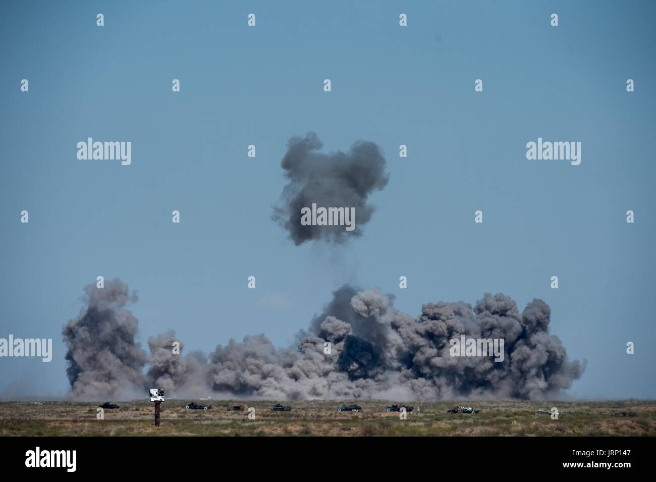 Astrakhan, Russia. 5 Ago, 2017. Il fumo è visto durante le chiavi per il Cielo la concorrenza dell'esercito Internazionale Giochi 2017 a Ashuluk area formazione nella regione di Astrakhan, Russia, il 5 agosto 2017. L'Esercito Internazionale Giochi 2017 si svolgerà fino al 12 agosto. Credito: Evgeny Sinitsyn/Xinhua/Alamy Live News Foto Stock