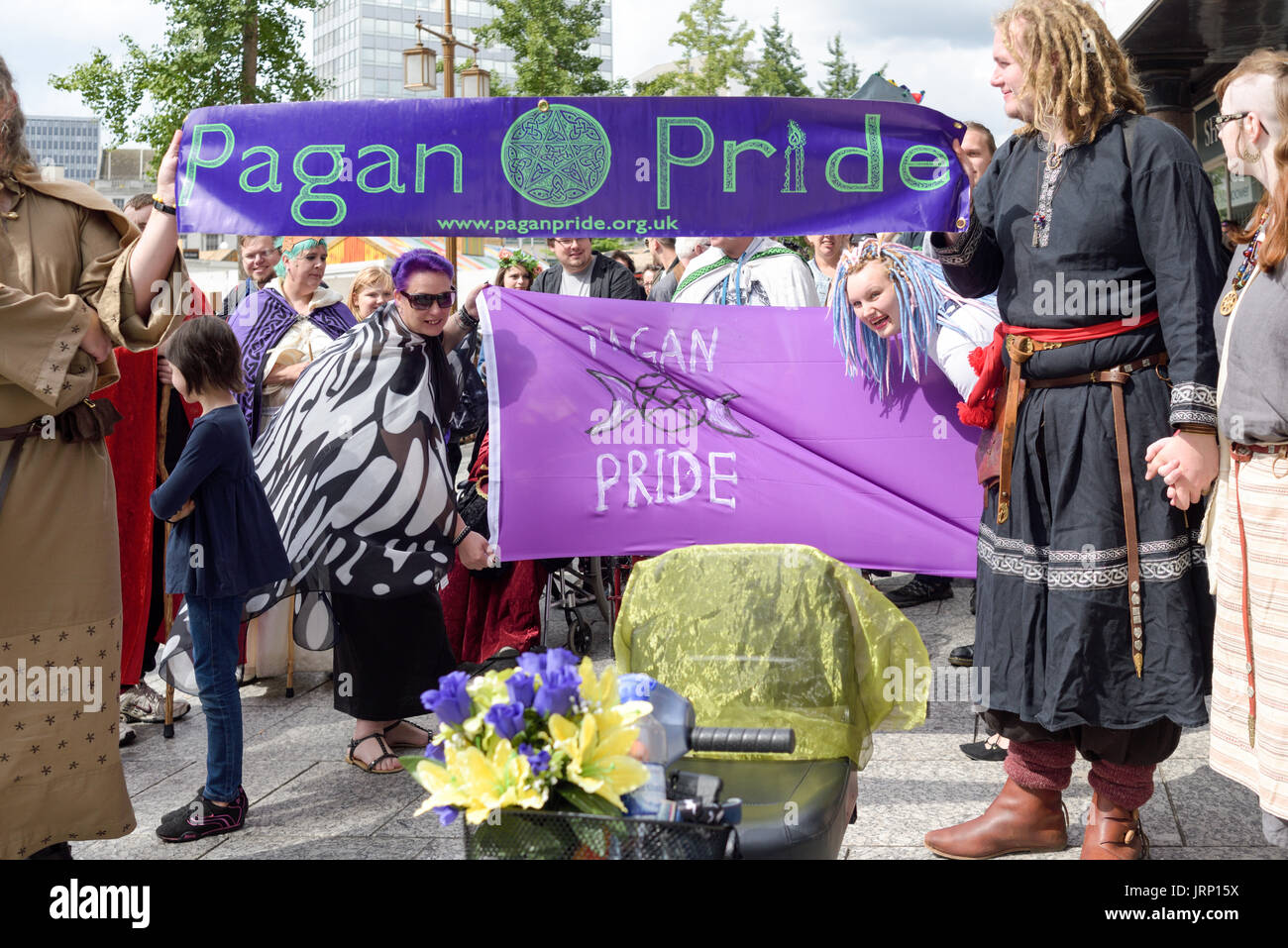 Nottingham, Regno Unito: 06 agosto 2017: orgoglio pagano è un giorno di comunità e di celebrazione… inizio con una sfilata per le vie del centro storico della città di Nottingham per l'Arboretum. Credito: Ian Francesco/Alamy Live News Foto Stock