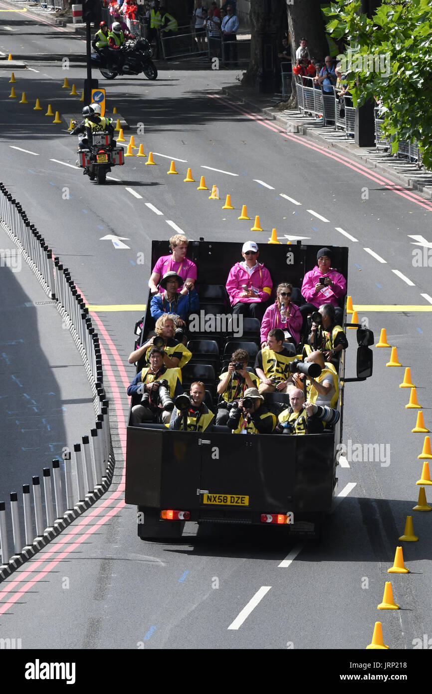 Londra, Regno Unito. Il 6 agosto 2017. IAAF Campionati del mondo. Sabato. Mens Maratona attraverso centrali di Londra. Sul terrapieno. Credito: Matteo Chattle/Alamy Live News Foto Stock