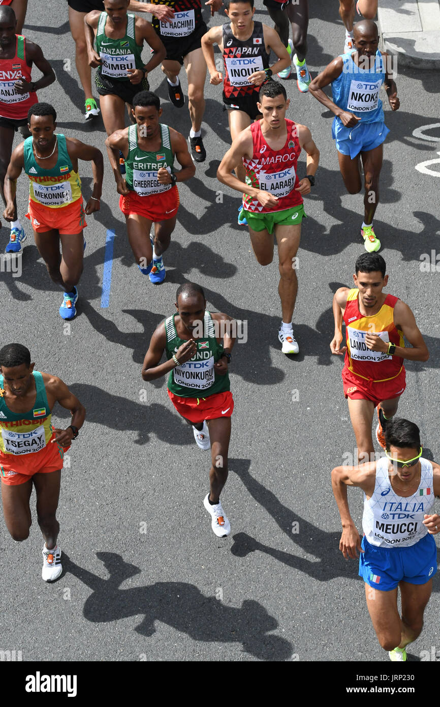 Londra, Regno Unito. Il 6 agosto 2017. IAAF Campionati del mondo. Sabato. Mens Maratona attraverso centrali di Londra. Sul terrapieno. Credito: Matteo Chattle/Alamy Live News Foto Stock