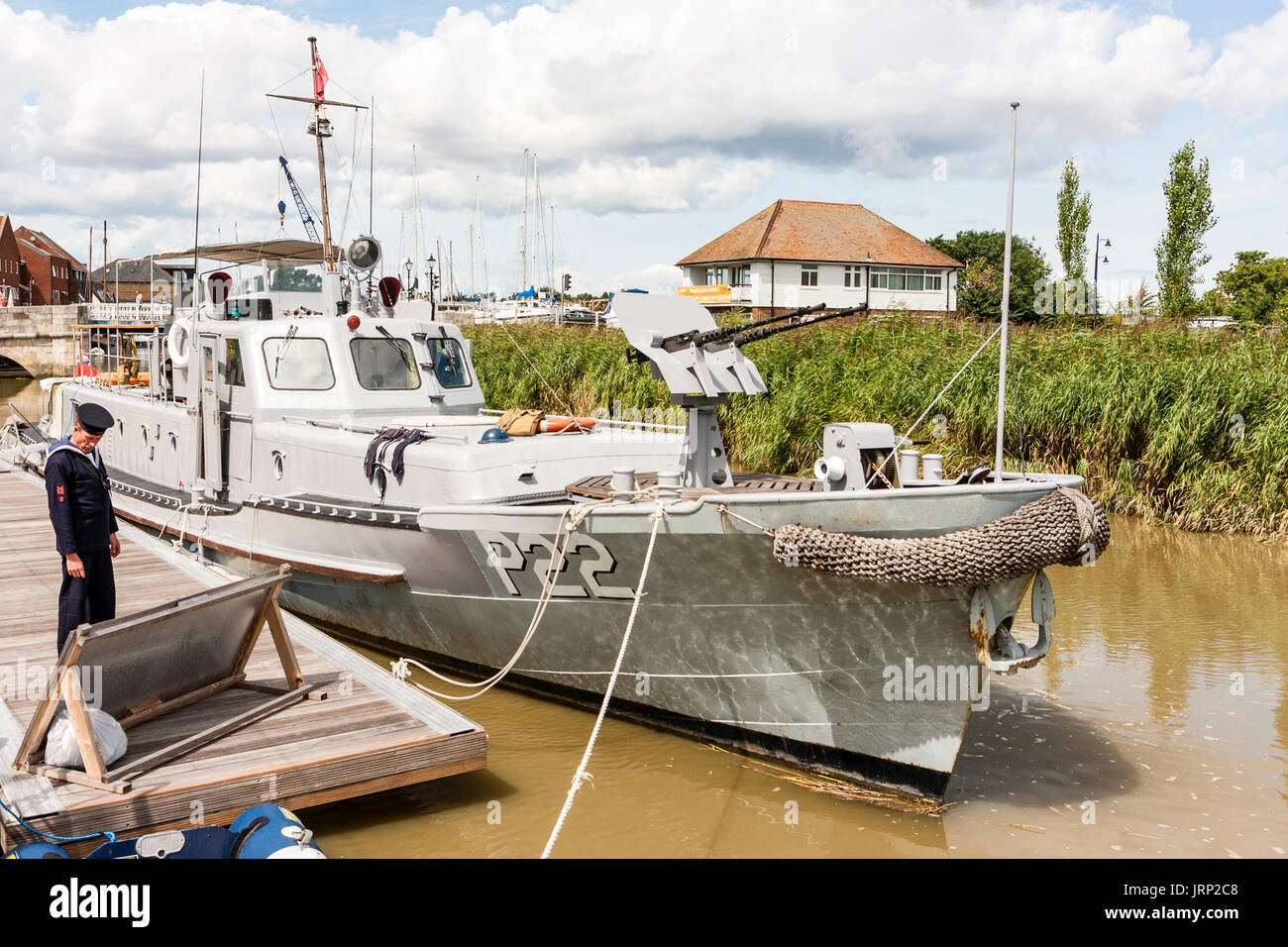 Sandwich Kent, Inghilterra, 6 agosto 2017. In un tirante con il film blockbuster 'Dunkirk', i membri dell'equipaggio di P22, insieme con le persone dall'Imbuto di Gray Line storia vivente gruppo ha ottenuto insieme nelle ore diurne per promuovere il film in una rievocazione evento. Il P22's ruolo nel film è stata la riproduzione di parte dell'ammiraglio il lancio che ha avuto l'Ammiraglio dalla nave da guerra al Pier Head per coordinare l'evacuazione. Nel film erano i proprietari di P22, Barry Campo e John Brown. Credito: Malcolm per collezionisti/Alamy Live News. Foto Stock