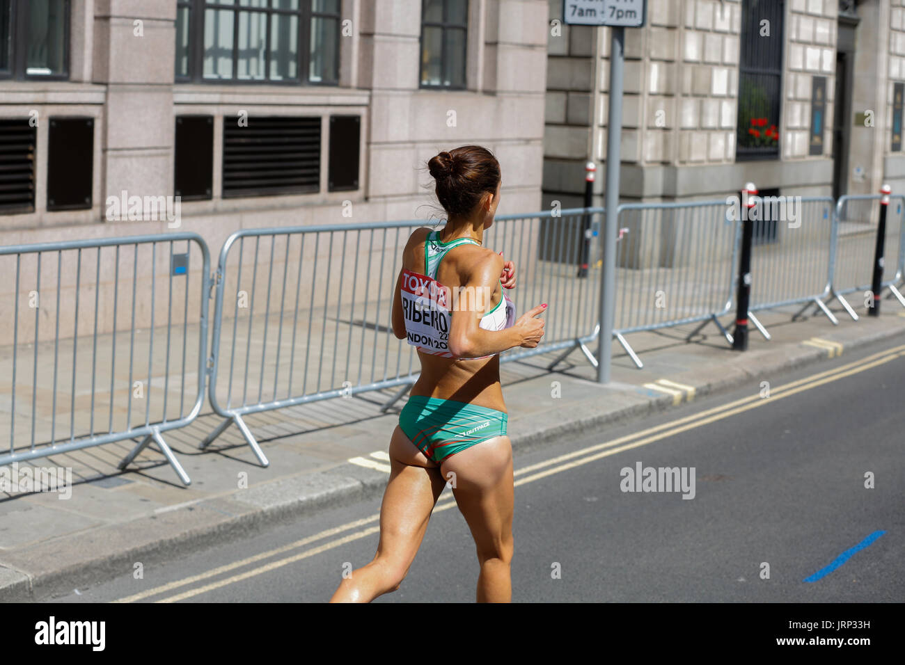 6 agosto 2017 campionati mondiali di atletica di campionato a Londra. iaaf maratona femminile 06/08/2017 iniziato alle 2 del pomeriggio ora locale. uk meteo è perfetto per una maratona con sole e poche nuvole bianche. donne in esecuzione marathon sono cometeing per un titolo di campione del mondo 2017. iaaf 2017 donne campione del mondo marathon e medaglia d'oro. vincitore sarà annunciato molto presto. Foto Stock