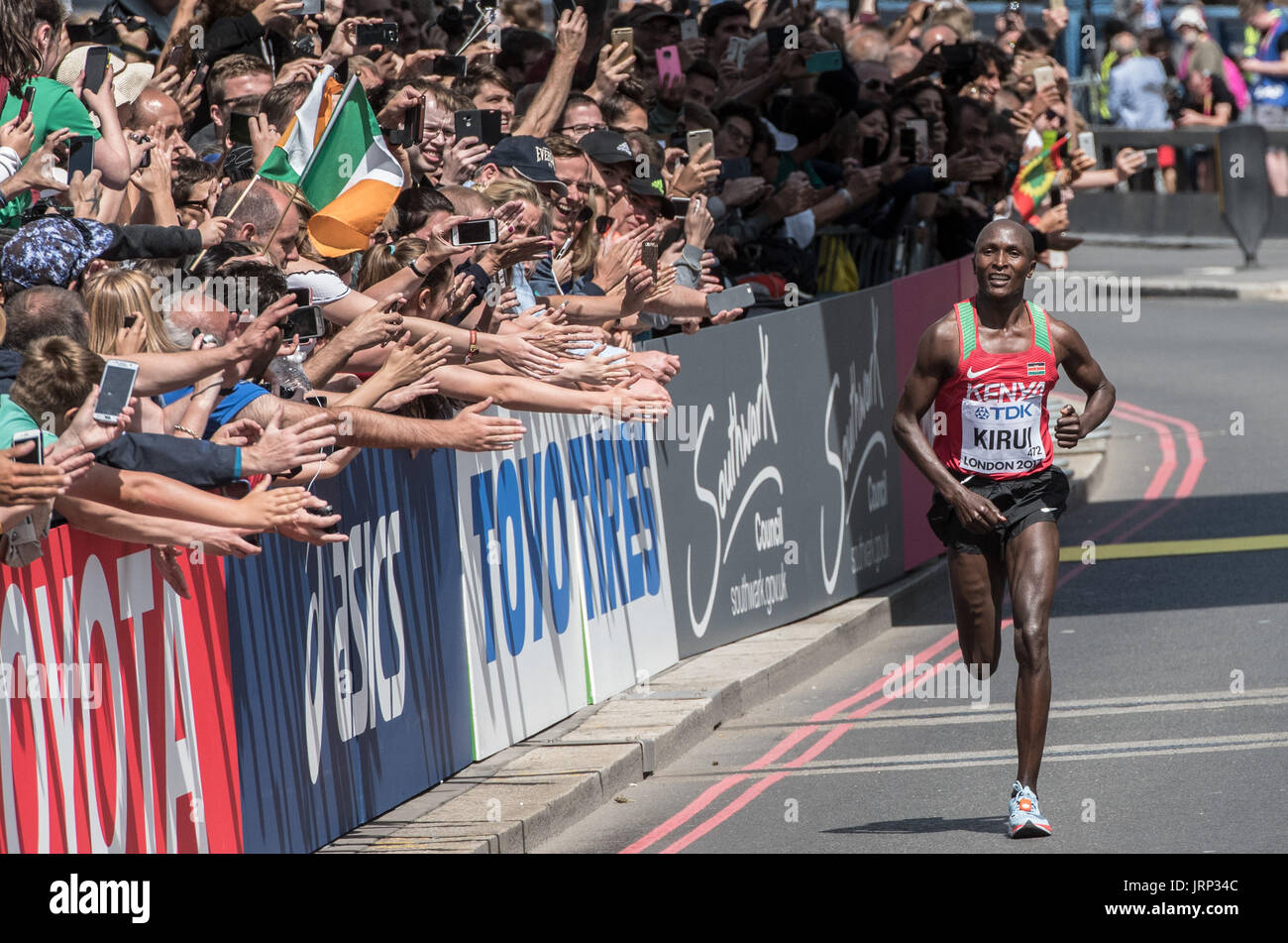 Dpatop - Geoffrey Kirui dal Kenya in esecuzione gli ultimi pochi metri che portano alla sua vittoria a uomini maratona presso la IAAF Campionati del Mondo a Londra, Gran Bretagna, 5 agosto 2017. Foto: Bernd Thissen/dpa Foto Stock