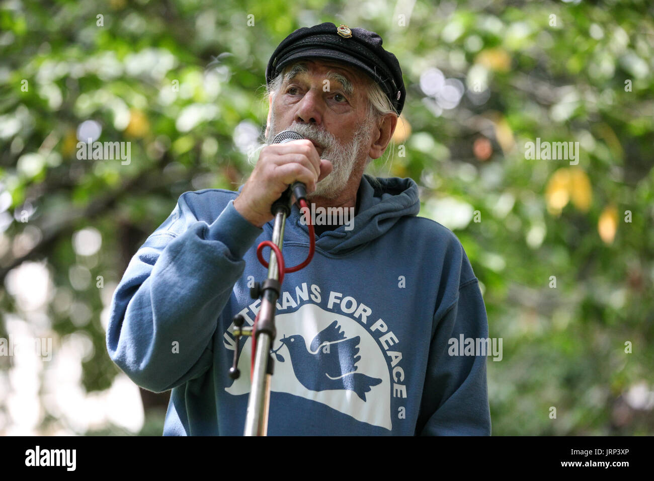 Londra, Regno Unito. 6 agosto 2017. Jim Radford, D-Day veterano, cantante folk e attivista della pace con i veterani per la pace, indirizzi pace gli attivisti che frequentano l annuale Giornata di Hiroshima anniversario in Tavistock Square, accanto all'Hiroshima commemorativo ciliegio. Credito: Mark Kerrison/Alamy Live News Foto Stock