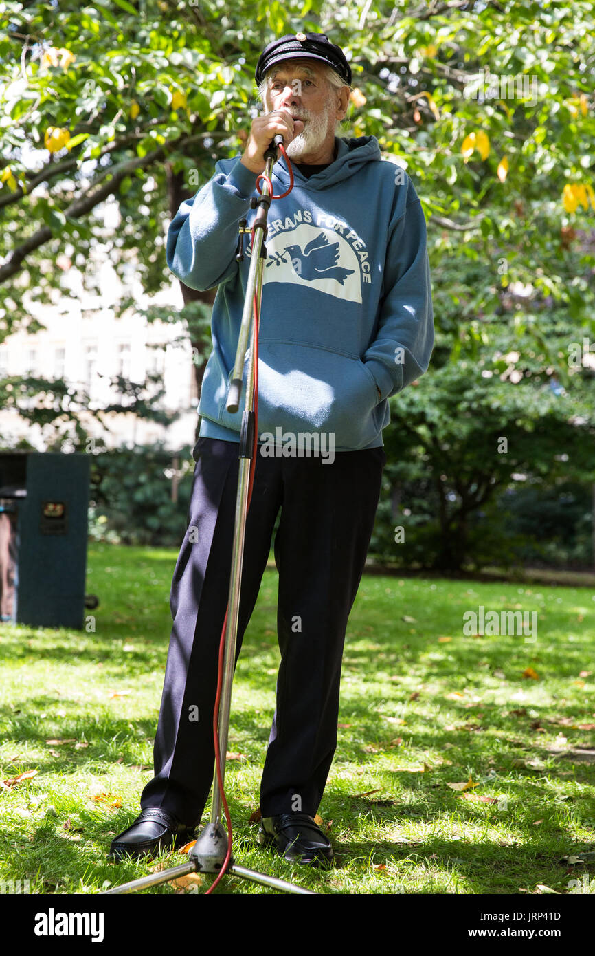 Londra, Regno Unito. 6 agosto 2017. Jim Radford, D-Day veterano, cantante folk e attivista della pace con i veterani per la pace, indirizzi pace gli attivisti che frequentano l annuale Giornata di Hiroshima anniversario in Tavistock Square, accanto all'Hiroshima commemorativo ciliegio. Credito: Mark Kerrison/Alamy Live News Foto Stock