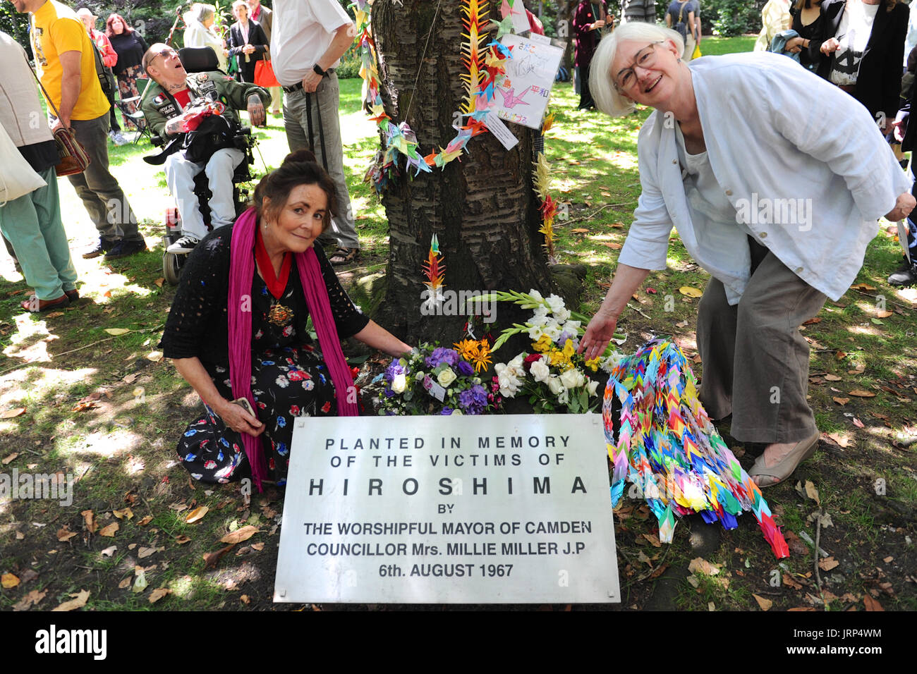 Londra, Regno Unito. 06 Ago, 2017. Cllr Jenny Headlam-Wells (Camden Vice Sindaco) e Carol Turner (Presidente della regione di Londra CND) recante fiori sotto il memorial ciliegio in Tavistock Square durante la campagna per il disarmo nucleare la commemorazione annuale del bombardamento atomico di Hiroshima, Giappone in Tavistock Square, Londra, Regno Unito. L'attacco ha avuto luogo alle 8.15, 6 agosto 1945, quando il Enola Gay Boeing B-29 bombardiere Superfortress abbandonato la "Little Boy' bomba atomica, il primo utilizzo dell'arma nella storia. La bomba è stimato per avere ucciso tra 100.000 e 180.000 persone, e Foto Stock