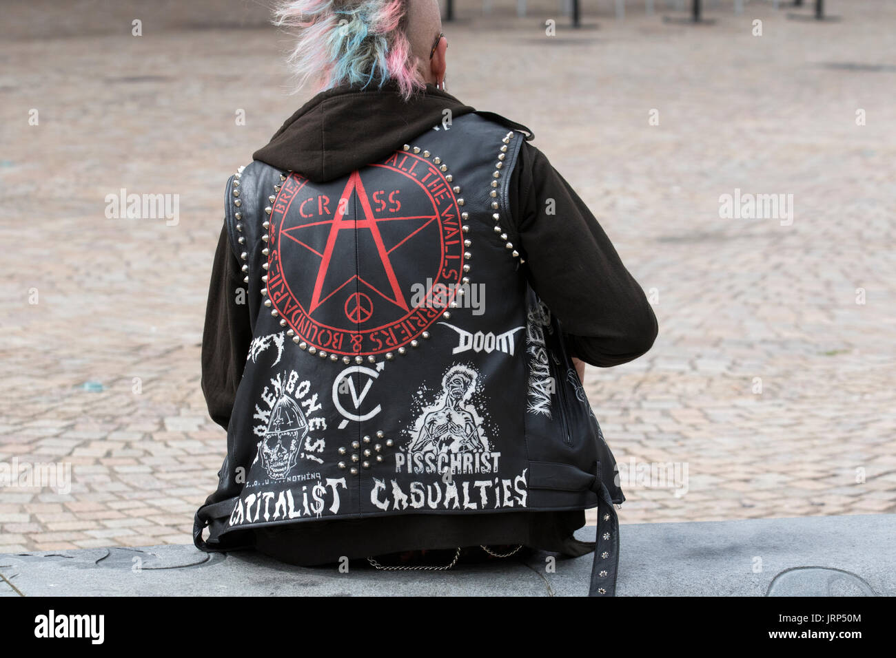 Blackpool Rebellion Festival Punk Fashion l'abbigliamento, acconciature,  modifiche al corpo giacche punk stile, denim e subcultura pelle. Questi  stili portavano slogan, non loghi e sono modellati su band come la  sfruttata per